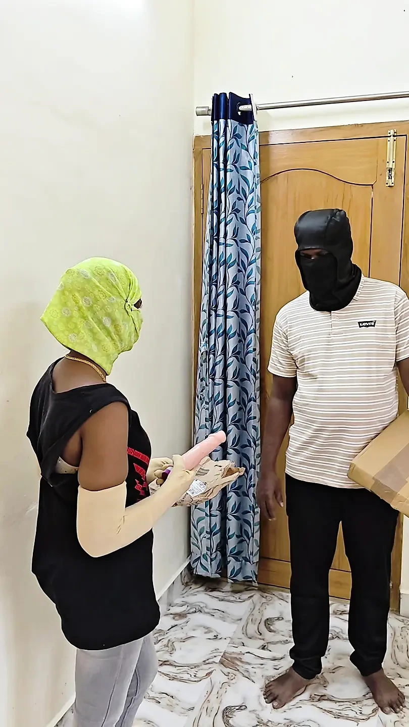 送货员出乎意料地干孤独的女孩