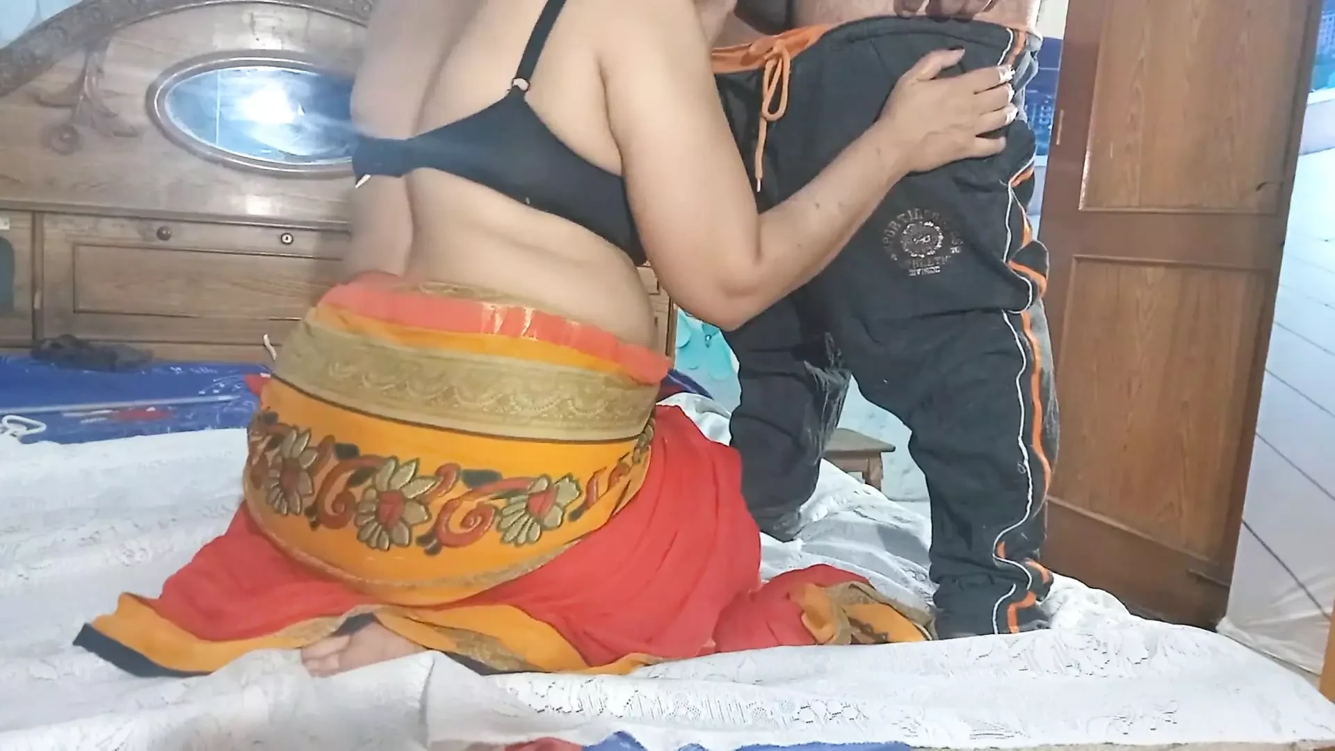 Zgodni desi indijski par pun goli intenzivni seks u tajlandskoj sobi