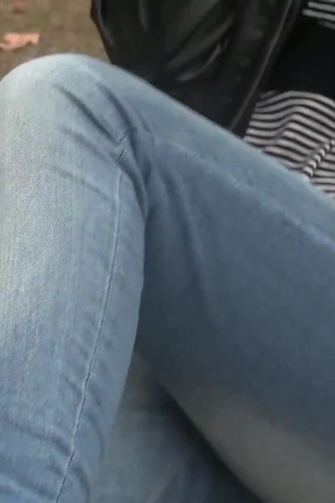 Sexet brunette ambra leger med sine sexede fødder udendørs