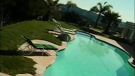 Sevimli orta yaşlı seksi kadın havuz başında yüze boşalma