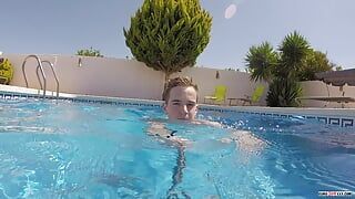 Hete Taylor Blaze filmt zichzelf terwijl hij zich aftrekt bij het zwembad