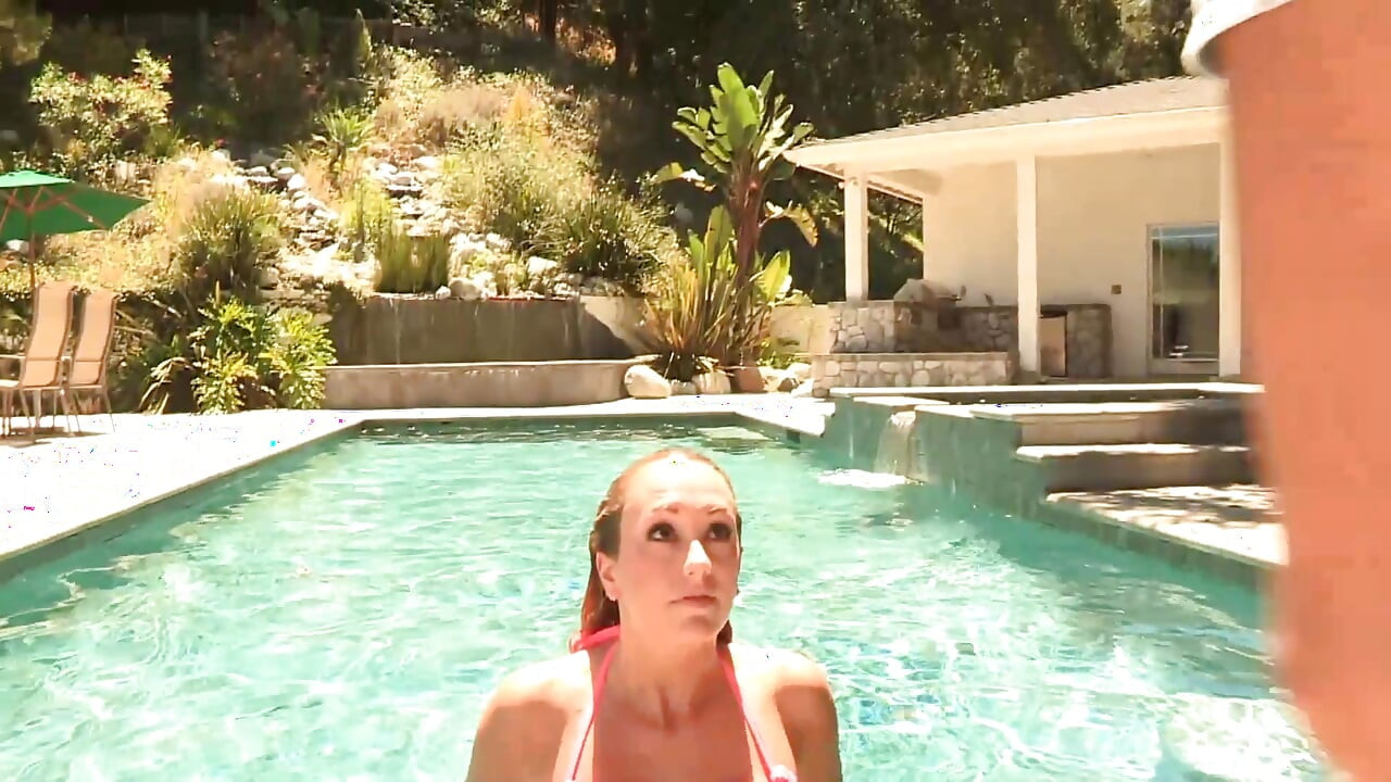 Sie steckt ihre hand im schwimmbad an ihre muschi