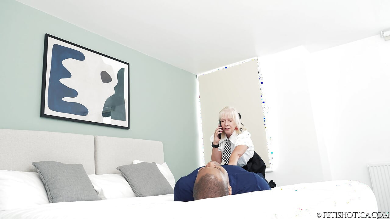 Polițistă britanică care vorbește murdar, stând interrasial pe față