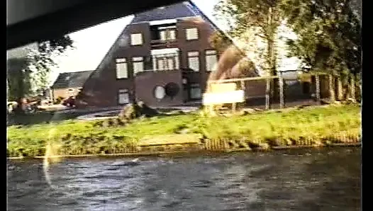 Molliges amateur-schätzchen aus deutschland befriedigt zwei schwänze auf dem boot