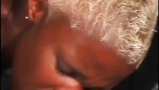 Черный мужик шпилит чернокожую чирлидершу с короткими волосами блондинки