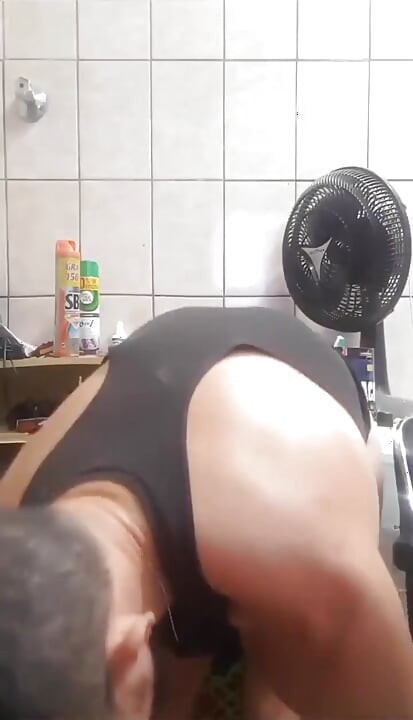 Bevor sie ins Fitnessstudio gehen, ein Warm-up!