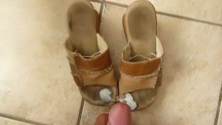 Cum w butach na palcach