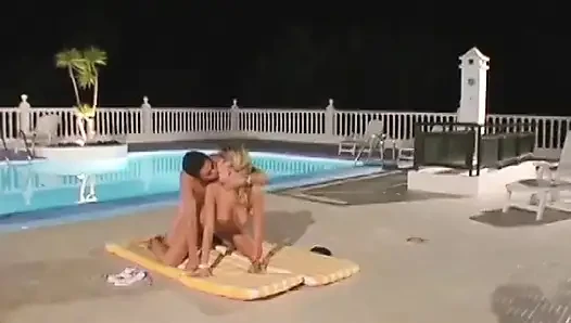 Cewek imut Asia lagi asik sama dua kuli rumput di pinggir kolam renang hotel resor terkenal
