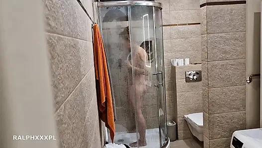 Ich beobachte, wie meine stiefmutter masturbation macht, während sie duscht