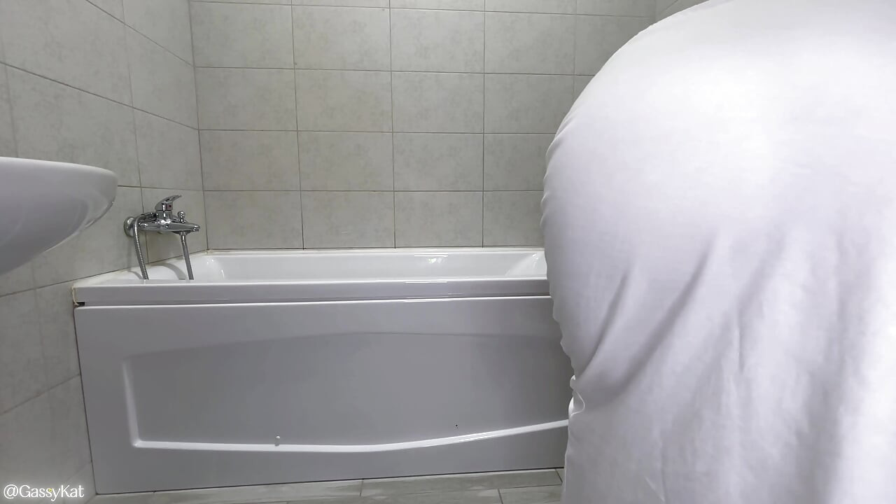 Dezastrul rochie albă pârțuri în baie