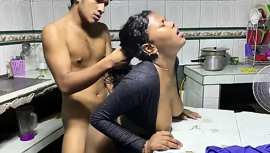 Üvey kızım üvey babasından masaj istiyorum ve kalın siyah yarağını içine sokuyor