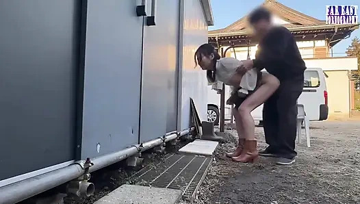 Прогулка с голым соском, где переполненные глаза искры горячий, тугий пик на ее взябленной стадии кончиков.3