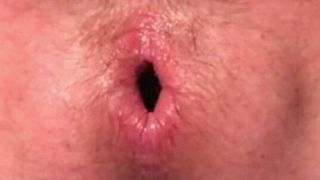 Gigante plug anal totalmente inserido desliza para fora