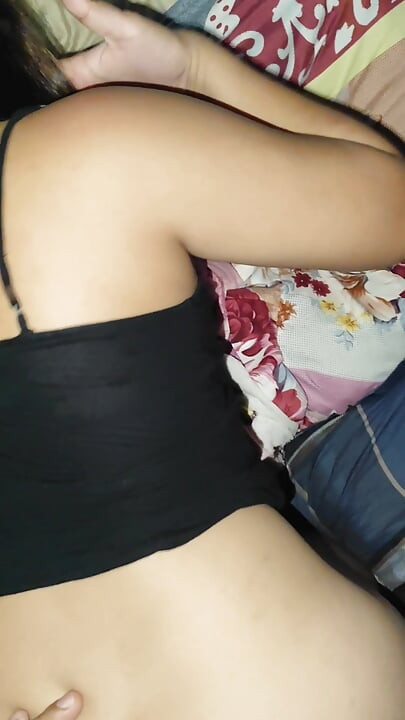 PIEPRZONA POKOJÓWKA PINAY MILF PO CZYSZCZENIU DOMU