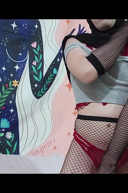 Femboy jebe njegovu razjapljenu seksi guzicu s ogromnim cucamberom