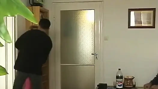 Wilde Blondine Im Hardcore-gangbang Und Geile Brünette Masturbiert Mit Dildo