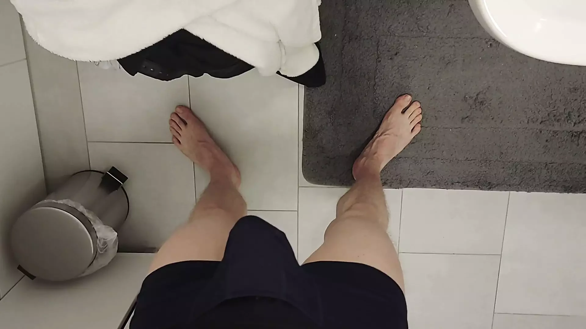 Ung man tar dusch och onanerar (rakad, skuren penis)