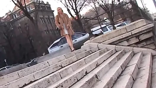 Dieses Schöne Vollbusige Mädchen Masturbiert Auf Der Straße Und Gibt Zu Hause Einen Blowjob