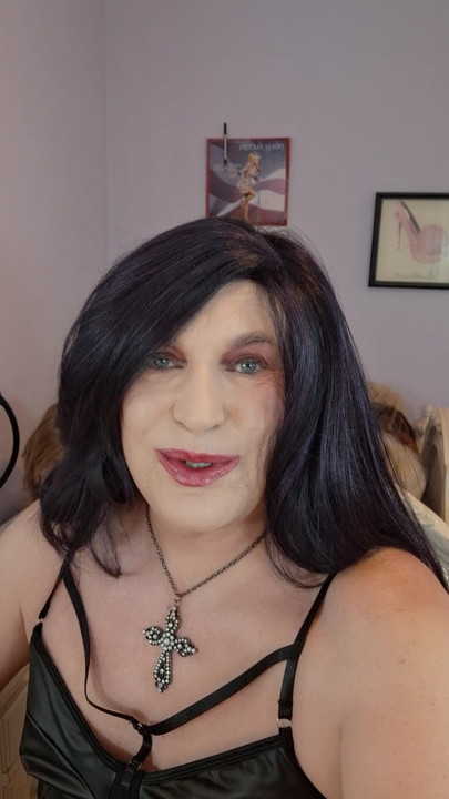 Ako raširim noge za tebe, hoćeš li mi lizati mali mlitavi klitoris?