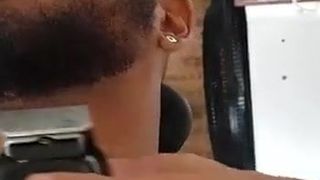 Бороду подстриг обнаженный горячий сексуальный татуированный латинский парикмахер