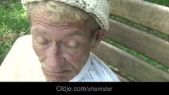 Dünner alter Mann macht anal 21 sexy langhaarige Blondine