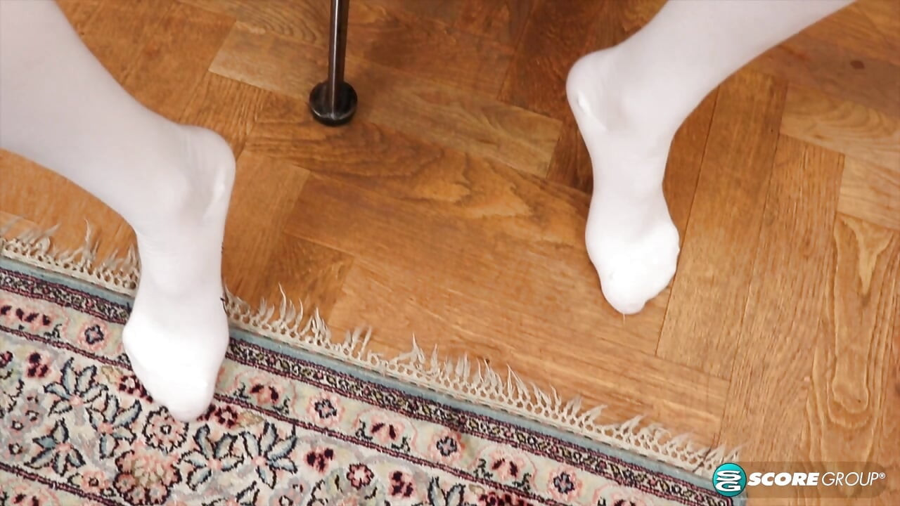 Adel, uma gracinha com cabelos morenas longos e esvoaçantes, brinca