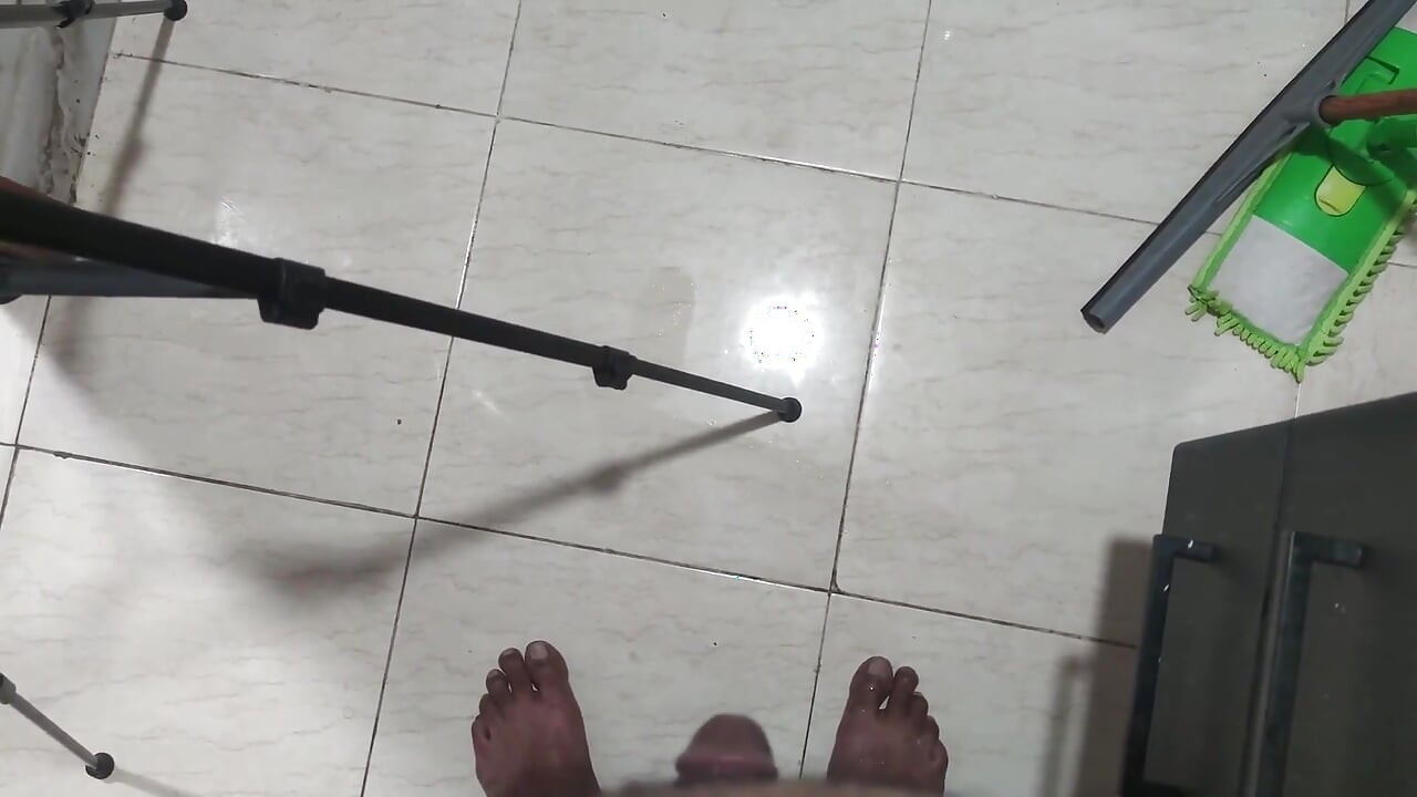 Kocası karısının götten ve amından sikilmesini izliyor