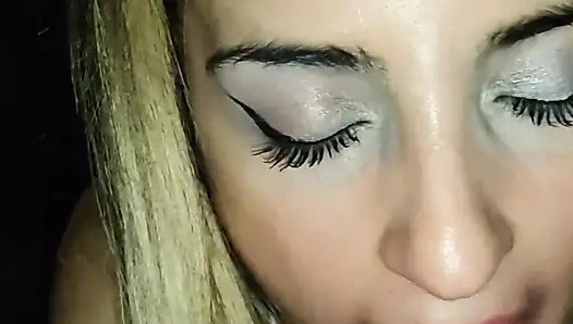 Aku lagi asik nyepong kontolnya di dalam mobil!