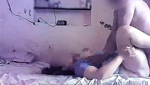 Seksi büyük göğüslü yenge sari bluzlu sert domaltarak sikişiyor ve misyoner pozisyonunda dölleniyor