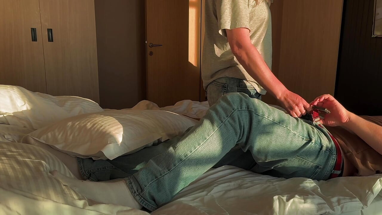 我在酒店的床上和我的继兄玩弄，我们不小心做爱了