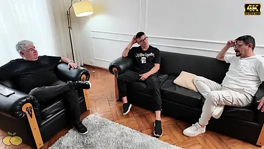 Aku lagi asik ngeliat kontol tetanggaku di seks threesome hot!