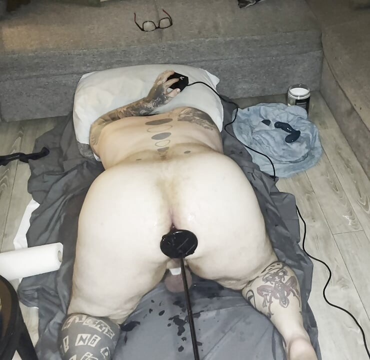 Fuck machine fucks my big ass doggy style