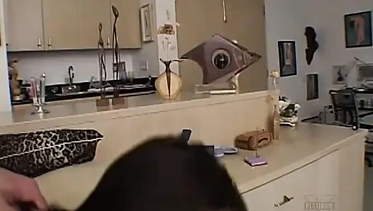 Büyük memeli genç esmer için çifte penetrasyon