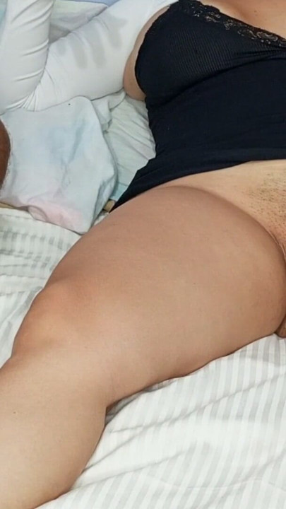 Me pinté las uñas y le pedí al marido de mi tía que me afeitara el concha, me mete los dedos y me corro | Clip 3