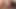 ブルネットの女の子が、きつい膣に長いチンポを受けて自慰行為をしている