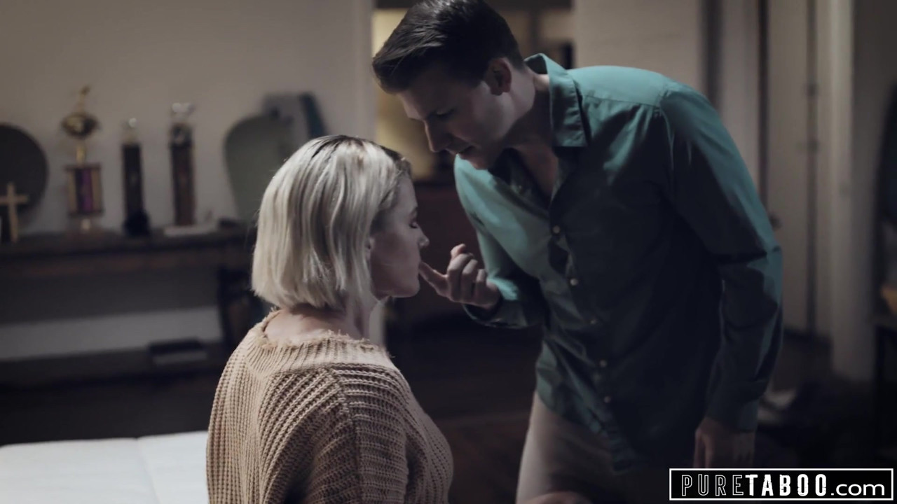 純粋なタブーの継母が義理息子を喜ばせる彼自身を助けた