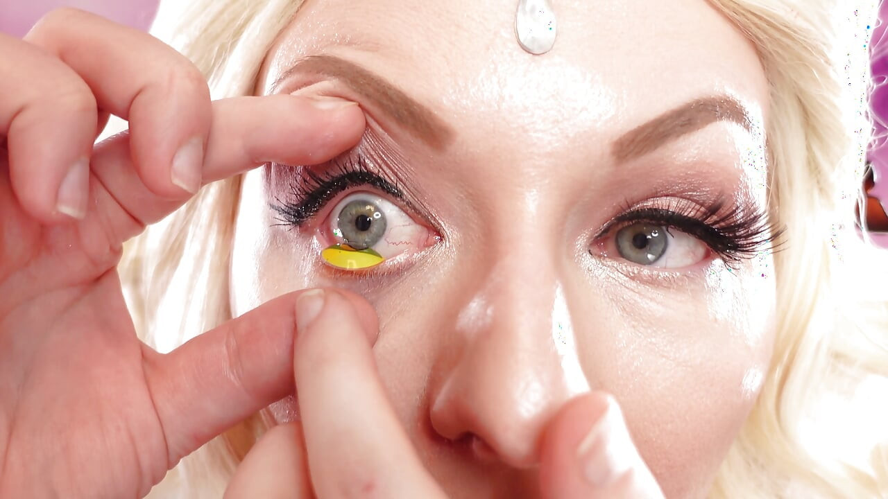 Make-up dengan bekas luka dalam proses - dengan lateks cair dan cottonwool. (Arya Grander)