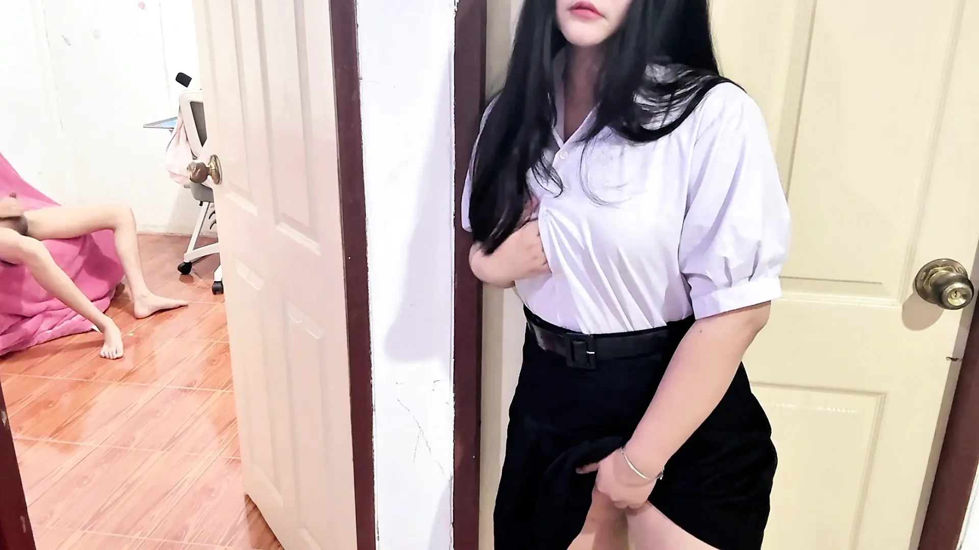 她发现我在她的沙发上自慰。