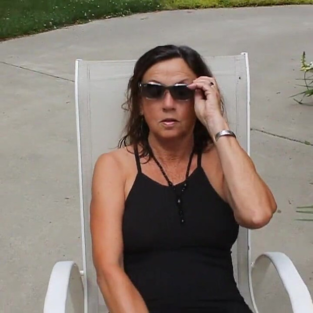 शानदार एकल आउटडोर हस्तमैथुन MILF(चोदने लायक मम्मी) Candi Annie