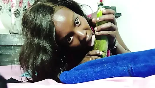 Alexas großes veggie-blowjob-spielzeug - ein großer schluck grün