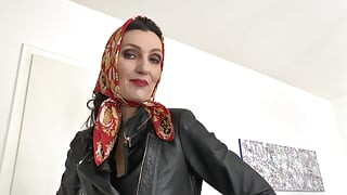 Prekrasne svilene marame na modnoj reviji, JOI, Lady Victoria Valente