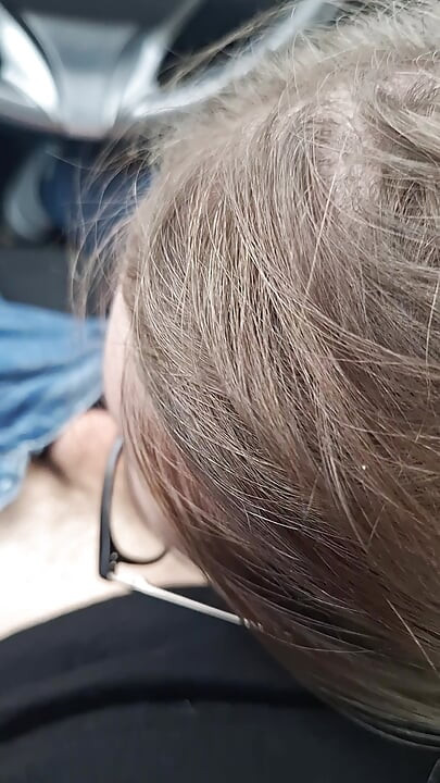 Debela njemačka kurva puši kurac u javnom autu i guta spermu