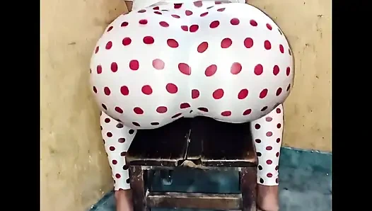 Noktalı beyaz tayt poposu