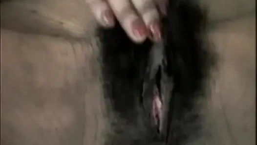 Возбужденная зрелая крошка начиняет волосатую киску пульсирующей бананом