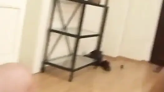 Azgın sürtük geniş açıyor ve sert yarağı sıcak ıslak ağzına alıyor