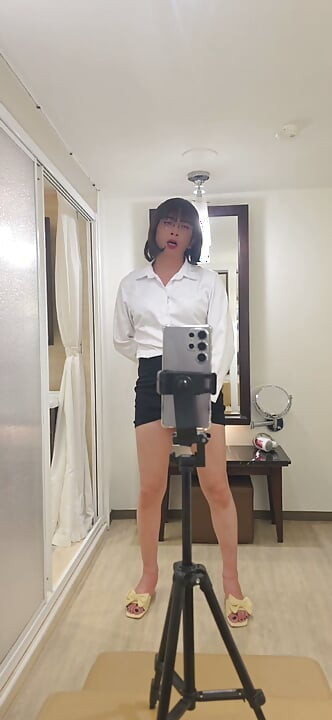 Shemale Ting xuan aynanın karşısında mastürbasyon yapıyor