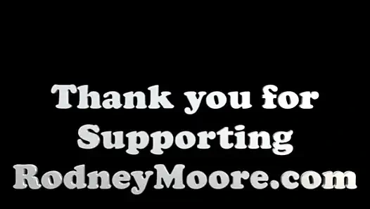 Mollige süße cassie lutscht ihn nach retro-reinigung