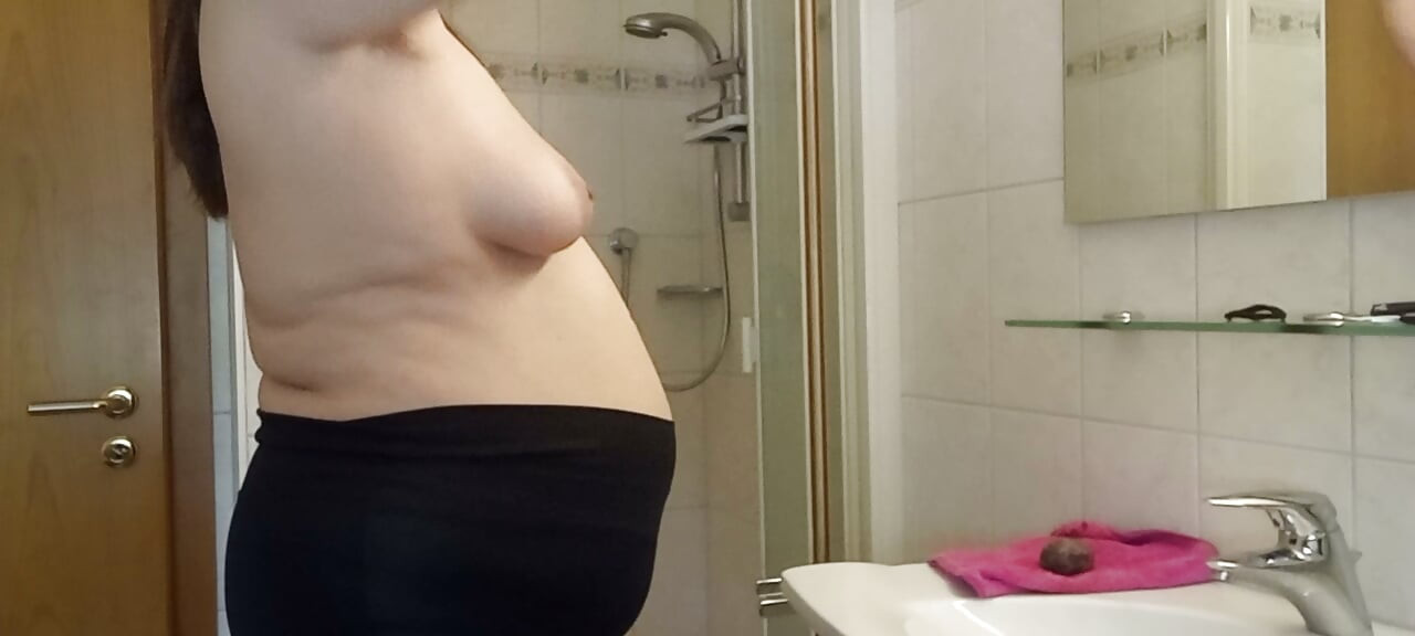 成熟した52歳の女性がゆっくりとしたブラなしの髪をとかすと、とても詳細に描かれています