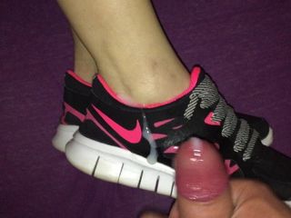 Ejaculare cu Nike Free Run 2.0 cu pantofi