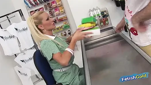 Shop manager und ein kunde ficken intensiv zwei vollbusige verkäuferinnen